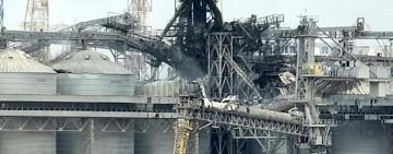 Внаслідок нічної атаки росіян у порту "Чорноморськ" знищено 60 тис. т зерна 